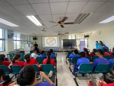 臺東縣政府少年輔導委員會及臺東縣警察局少年警察隊｜共同前往寶桑國中校園及社區反毒宣導