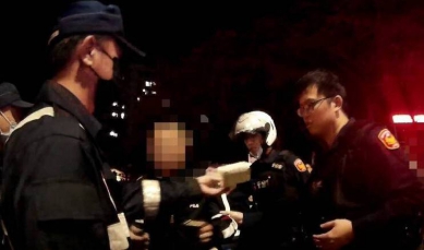 高雄疑車輛買賣糾紛男夥2友球棒圍毆釀2傷