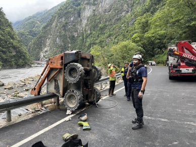 護欄傾倒碎石｜車身失衡跳車，中橫公路54歲男子遭小山貓壓死！