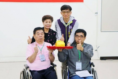 彰化縣脊髓損傷重建協會新（前右）卸任（前左）理事長交接。（照片彰脊提供）