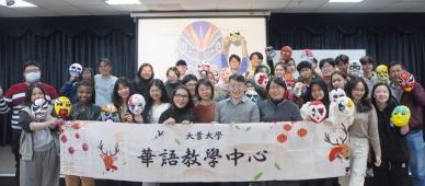 大葉「華語教學中心」指導外籍學生「畫臉譜」。（照片大葉提供）