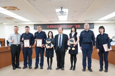 澎縣府第1004次縣務會議表揚績優團隊與人員  陳光復肯定基層貢獻、呼籲防範詐騙 表揚本縣阻詐人員成功攔阻詐騙案件，有效保障民眾財產安全，名單如下: 二信合作社白沙分社辦事員楊錦妃、第一銀行澎湖分行專員陳莉君、白沙分局白沙派出所所長呂國志、警員歐志強，及馬公分局光明派出所警員陳囷嗌、喻麗軒。