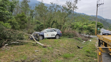 關山警車側翻｜東5鄉道，野狗竄出、閃避不及、車毀人傷！