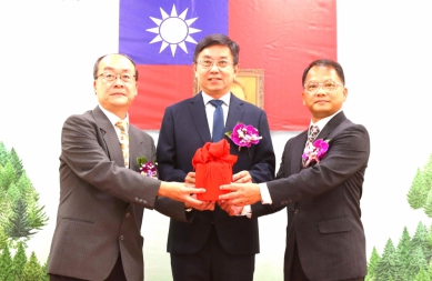 農業部林業及自然保育署嘉義分署長由李定忠升任 市長黃敏惠送上祝福 盼中央力挺「五軌共構」、共創木都榮景！