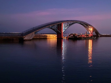 西瀛虹橋因鋼構鏽蝕嚴重及橋版混凝土崩落  將自114年4月起封閉進行橋體防蝕及景觀燈修繕作業  工程於114年3月發包完成，預計於115年3月底前完成橋梁修繕作業。