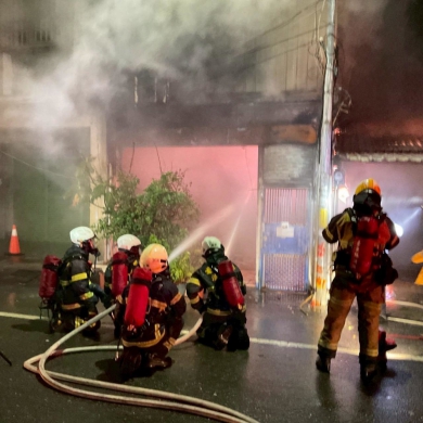 火場驚悚｜臺東市一棟二樓陽台傳出求救聲，消防人員拚命救援，2人順利逃生、1人OHCA！