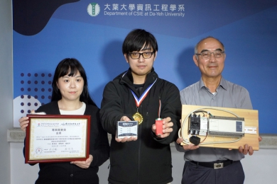 大葉資工系主任蔡渙良（右）、助理教授陳縣繡（左）和研究生楊皓宇（中）。（照片大葉提供）