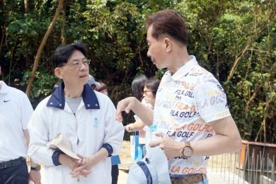 興建「五里坑相思步道」，校長方文昌（左）和鄉長賴志銘（右）會勘工地。（照片大葉提供）