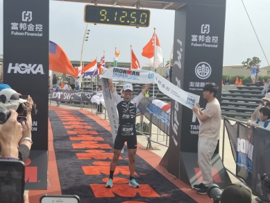 2025富邦金控IRONMAN Taiwan澎湖國際鐵人賽 日本選手Y. Watanabe以9小時零分許，領先以下三位衝線選手；智利選手P. Billikopf今天下午第一個衝回終線。第二位衝線的是西班牙選手V. P. Llopis。第四位衝線的是日本選手Kenji Takeya。 第一位進終點的女子選手 陳俐妘，也是上屆2022年女子總冠軍。 第一位進終點的台灣選手 李瑋係澎湖子弟