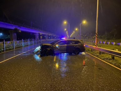 車輪打滑｜暗夜下雨，撞擊護欄，臺9線251公里交通事故！
