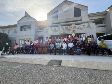 劉陳昭玲傳遞愛與幸福 致贈澎老復康巴士  共創溫暖家園  由主任莊華州帶領院民代表接受，並回贈感謝狀，感謝劉陳昭玲的善舉；楊曜立委等嘉賓也到場關心致意，場面溫馨感人。