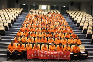 全台首場  嘉義市警局81位義交變身防災士  打造基層防災生力軍  學員實際操作AED與CPR急救技巧