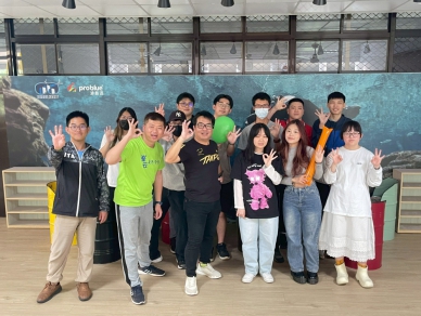 強化學生團體活動，大葉觀休系邀業師分享經驗。（照片大葉提供）