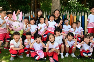 花海中學習，玩樂中成長 馬公市立幼兒園春季戶外教學  讓自然成為最美教室 馬公市立幼兒園三部班（園本部、東衛分班、澎南分班）於4/16日共同辦理春季戶外教學活動，配合本學期教學主題，帶領近700位親師生走出教室、走入自然，前往澎湖國家風景區管理處知名花海園區進行戶外教學
