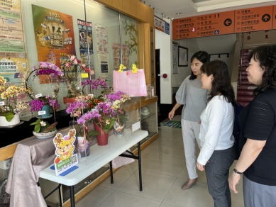 嘉義分署長柯怡伶展創意  執行署嘉義分署與國稅局嘉義市分局公共空間  化身花卉展場  為義務人打造銷售平台行銷產品清償債務