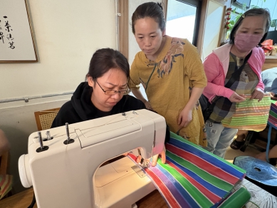 移民署邀新住民手作懷舊又時尚的台灣風味「茄芷袋」  新住民張勤平日上班晚上或假日化身為縫紉教師