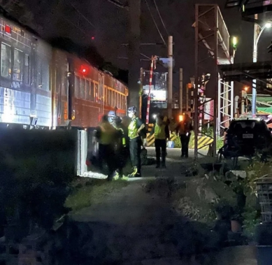 暗夜驚魂｜男子闖入花蓮市建國路平交道慘遭撞死，造成鐵公路交通中斷！