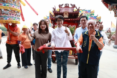 草屯朝清宮媽祖遶境 許縣長到場祈福點燃起馬炮