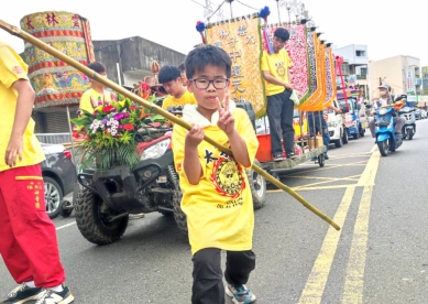 農曆3/23媽祖生 雲林各地鑼鼓喧天、鞭炮聲不絕 熱鬧滾滾 斗六各宮廟聯合遶境祈福 太子宮8歲令旗手挑戰遶境走全程！