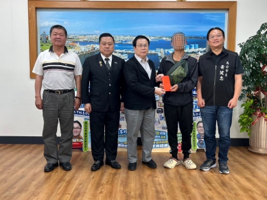 台北市澎湖同鄉會親赴馬公關懷重症幼童 黃健忠市長表達感謝 由理事長鄭健一親率副理事長陳豪綸、顧問陳忙期抵達馬公市公所市長室，親自將善款173,000元轉交予洪姓小朋友家屬，展現在外鄉親對家鄉弱勢的深厚情誼。