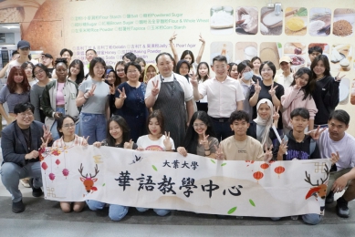 大葉國際學生體驗鳳梨酥美食。（照片大葉提供）