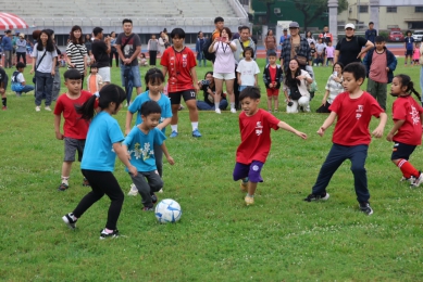 璉紅盃幼兒足球賽64隊爭鋒 萌力大爆發