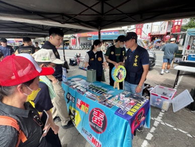 臺東縣警察局少年隊｜至世界地球日活動設攤宣導