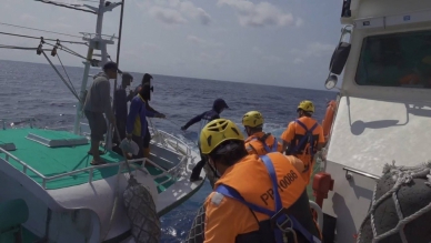 海上救援｜印尼漁工海上突發腹痛，臺東海巡火速救援！