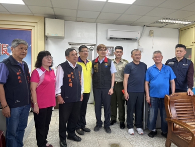 超商竊案｜三位鄉民英勇圍捕制伏嫌犯，其中一人是空軍憲兵，花蓮縣議員邱光明頒發獎金表揚！