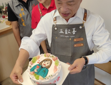 新港返鄉青年改造豬舍為甜點室 翁章梁親勉洪苡宸為夢想加油