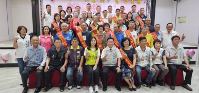 永靖鄉長魏碩衛（前排中）表揚全鄉模範母親和模範農民、績優農情調查員。（照片公所提供）