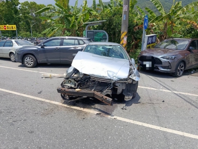 失控打滑｜壽豐小轎車路口連環撞，4車毀1人傷。