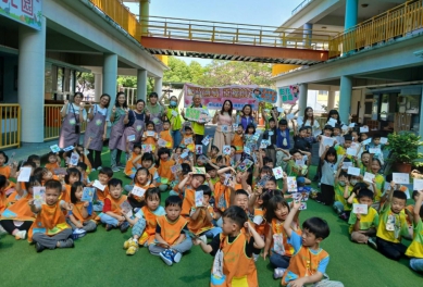 母親節前夕，彰化郵局在平和幼兒園辦理﹁媽媽我愛您﹂孝心活動。（照片郵局提供）