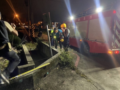 驚傳命案｜棉被裹屍、鐵絲纏繞，吉安警拉起封鎖線，ㄧ查原來是犬隻屍體。