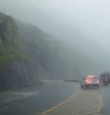 暴雨來襲｜豐濱靜浦時雨瀑竄流馬路，往來車輛杵在兩端，不敢冒然前進！