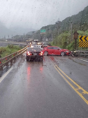 小轎車撞護欄｜豐濱鄉人定勝天路段交通阻塞
