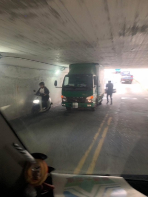 「卡」車｜花蓮市中原路地下道，貨車卡卡、動彈不得！