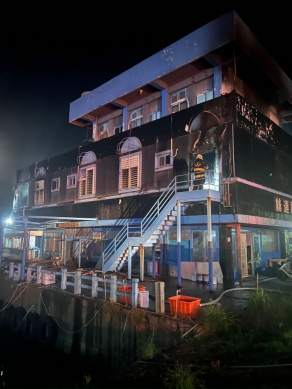 綠島ㄧ民宿暗夜火警|2、3樓燒毀室內裝潢物品及傢俱,迅速撲滅。