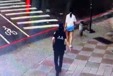 高雄怪異女子雨中路邊揮舞法器警勸離開罰