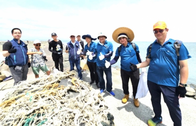 扎根環教、保育海洋〜雲林全家便利商店攜手交通部公路局、口湖下崙國小 百名志工聯合淨灘護海洋 實踐「便利永續 你也+1」ESG精神！