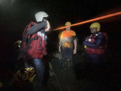 繩索橫渡湍急溪流|暗夜救援、十萬火急,八里灣溪23名受困登山客,全部平安脫險!