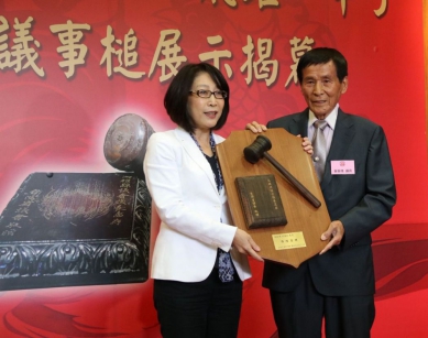 前高雄縣議長黃振塊辭世高市議長康裕成率議會一級主管前往弔唁