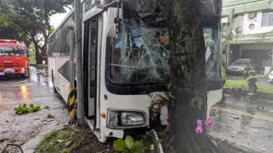 撞得好嚴重|卑南鄉賓朗路綠色隧道,大客車、小轎車車禍,3人受傷送醫!