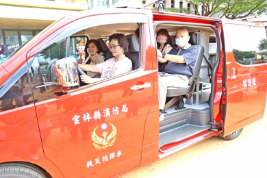銘億投資開發有限公司負責人張吟女士 捐贈雲林消防指揮車及消防裝備器材 縣長張麗善由衷感謝化小愛為大愛!
