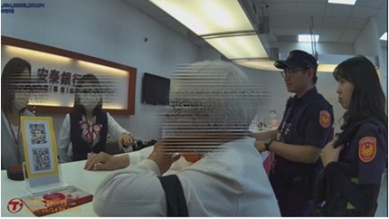 黃姓市民提領40萬元,警方和銀行行員合力勸阻。(照片分局提供)
