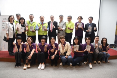 杜元坤新書發表 陳光復盛讚醫者初心與無私奉獻 分享會上許多醫界人士、北醫校友、曾受過杜元坤治療而改變一生的病人、文澳擊樂飛魔力成員,都到場聆聽杜元坤細膩分享從醫生轉為病人的人生體悟,以及他致力於創新手術、行善助人、教育傳承等多重人生角色。他期盼透過新書,激勵更多人勇敢堅持自己的初心,在生命旅程中活出影響力。