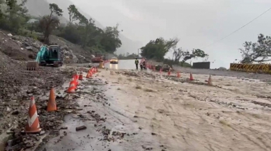 通過要搏命|短時暴雨,泥流溢滿路面+落石,匯德隧道北口積洪成河,55加侖油桶在水面上漂著走!公路局:不排除預警性道路封閉,稍後緊急封路禁止通行!