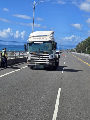 曳引車自撞護欄爆胎｜台9線398公里處，大武警ㄧ查是贓車，21歲駕駛法辦！