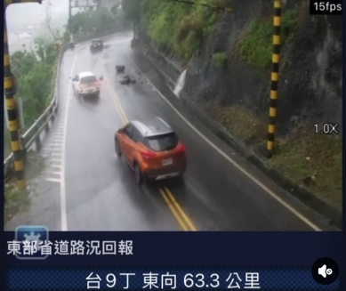 巨石轟頂｜午後暴雨，臺9丁63.3K落石，車輛冒險通過！