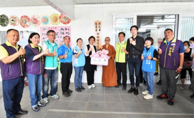 龍泉寺關懷據點揭牌。（照片縣府提供）